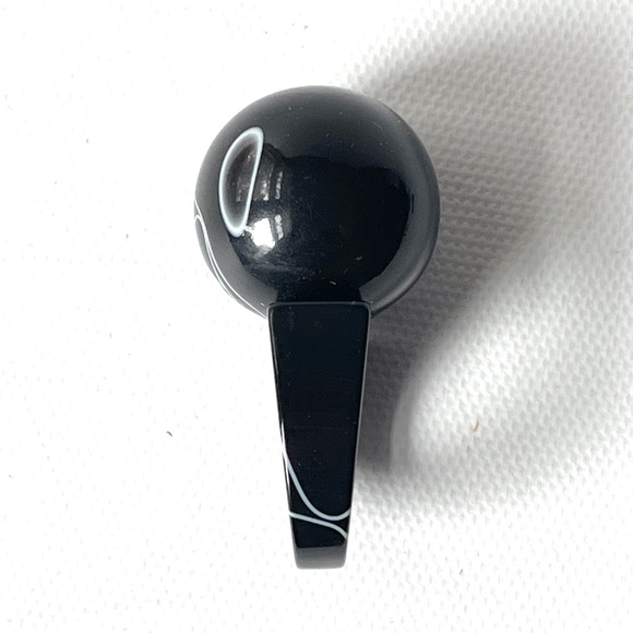 Vintage Size 6.75 Lucite Ring Chunky Ball Top White Black Swirl Statement Unisex - Picture 5 of 12